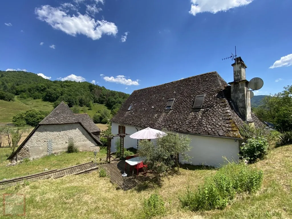 COUNTRY HOUSE WITH OUTBUILDINGS ON THE DORDOGNE BORDER