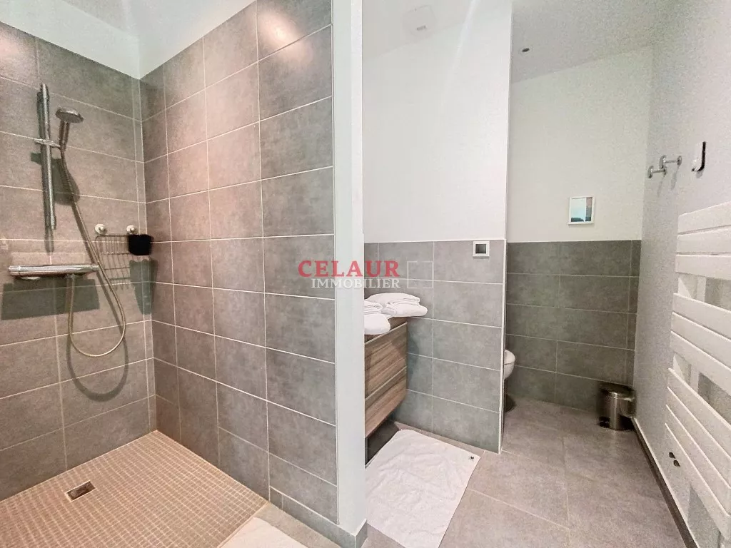 ÉLÉGANTE MAISON AVEC BELLES PRESTATIONS