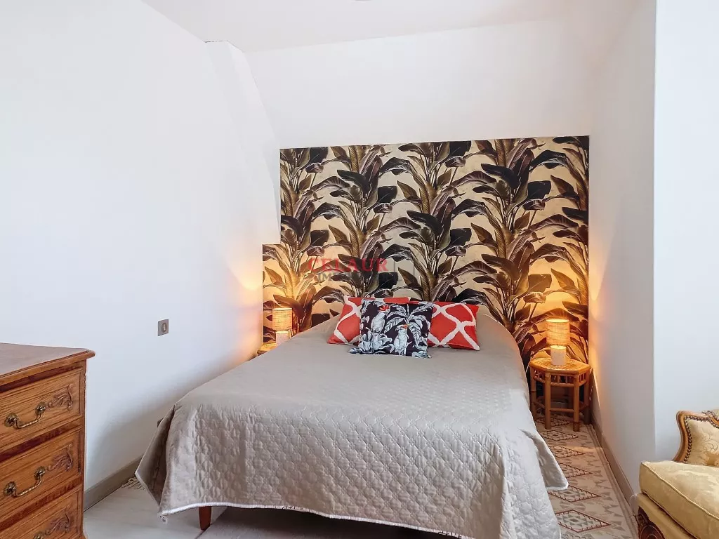 A DEUX PAS DES COMMERCES