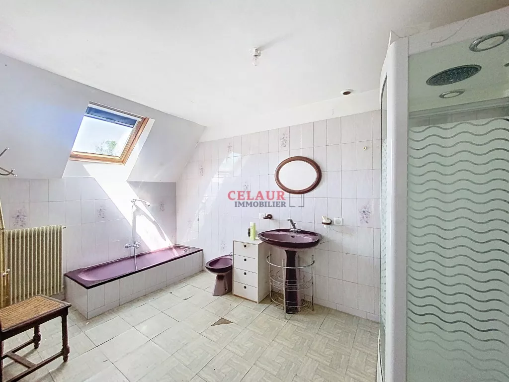 Longère en pierres avec environ 8500m² de terrain