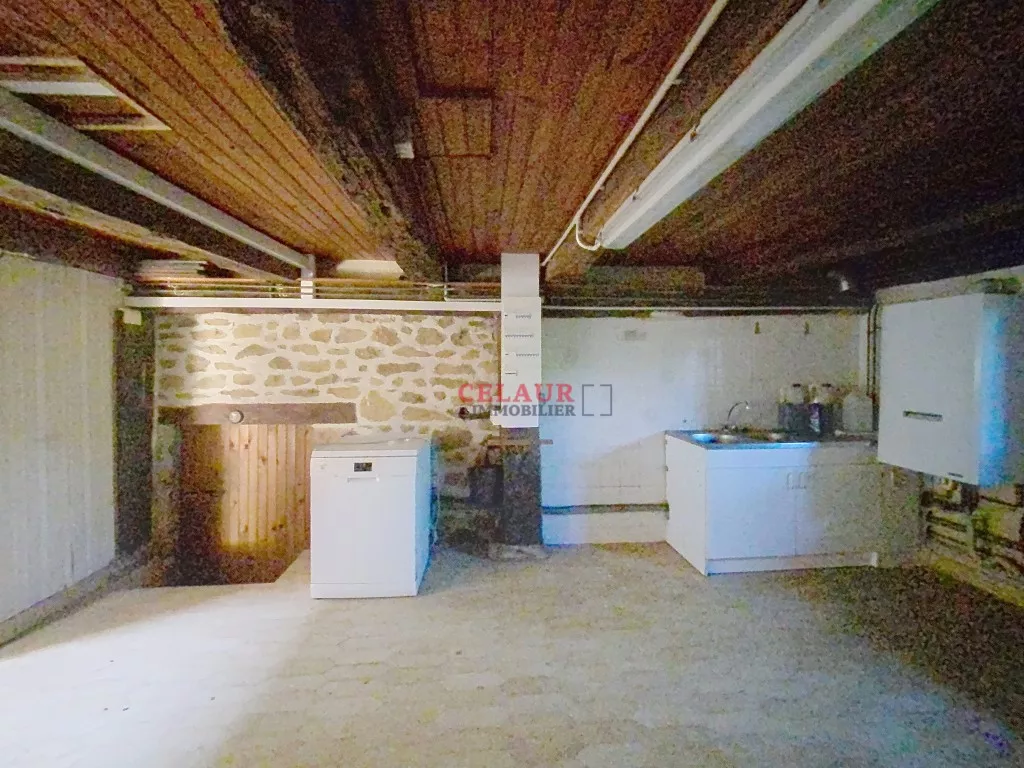 Longère en pierres avec environ 8500m² de terrain