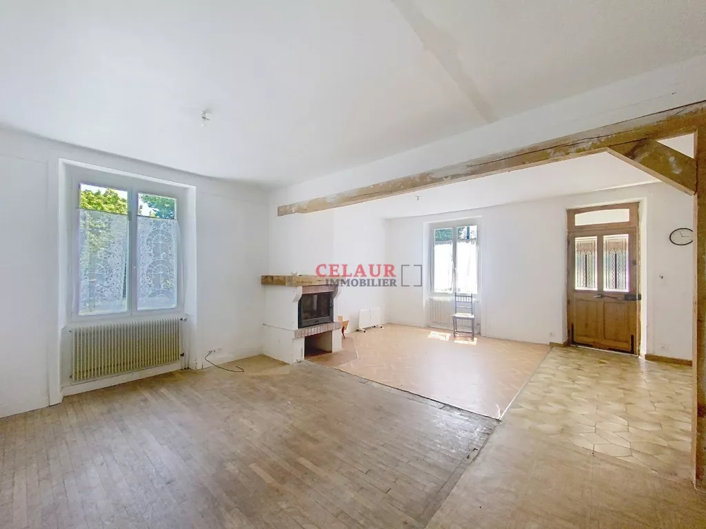 Longère en pierres avec environ 8500m² de terrain