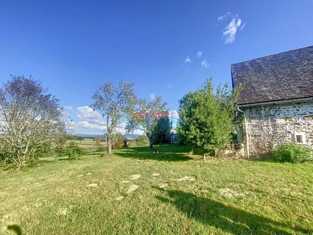 Longère en pierres avec environ 8500m² de terrain