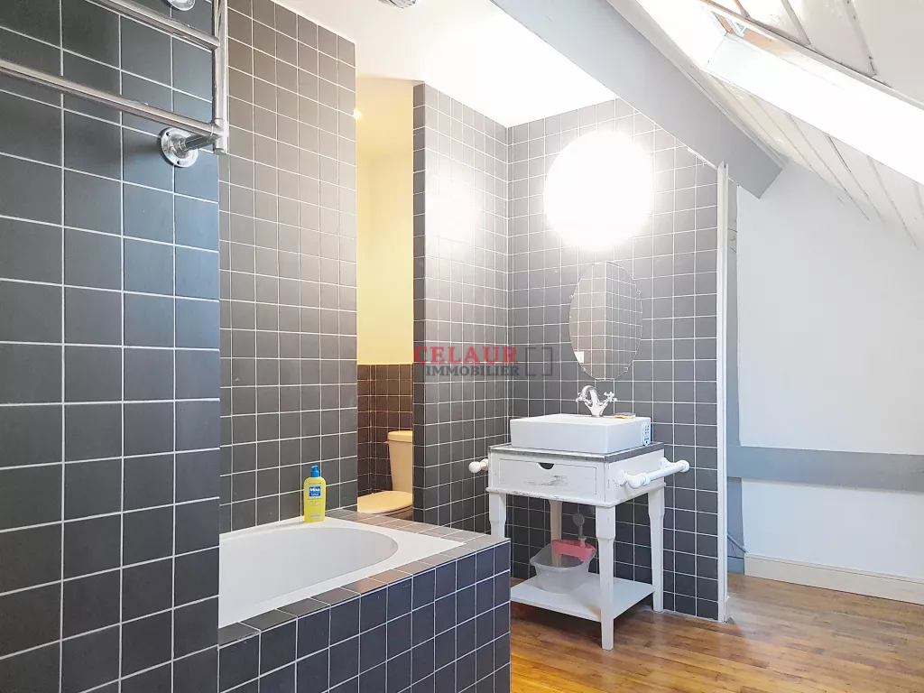 Solide maison familiale avec plus de 3hectares attenant.