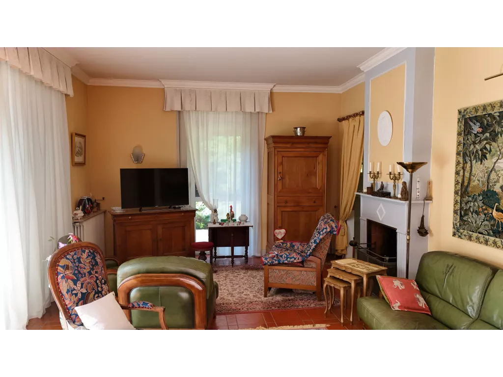 Maison de ma&icirc;tre sur plus de 5 hectares