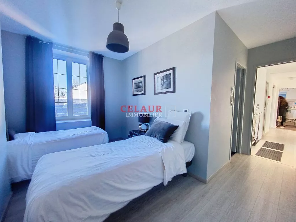 ÉLÉGANTE MAISON AVEC BELLES PRESTATIONS