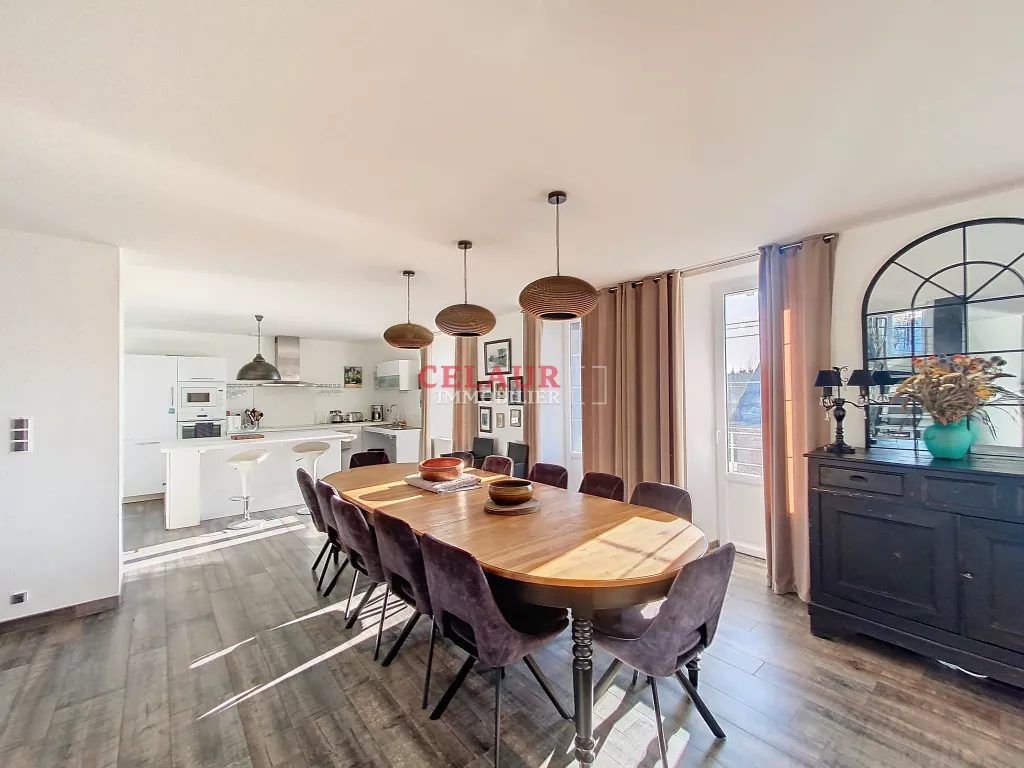 ÉLÉGANTE MAISON AVEC BELLES PRESTATIONS