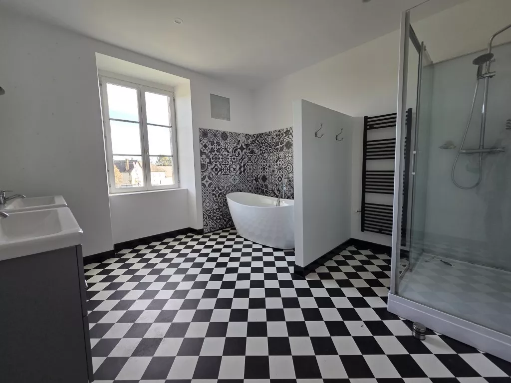 MAISON FAMILIALE AVEC DÉPENDANCE