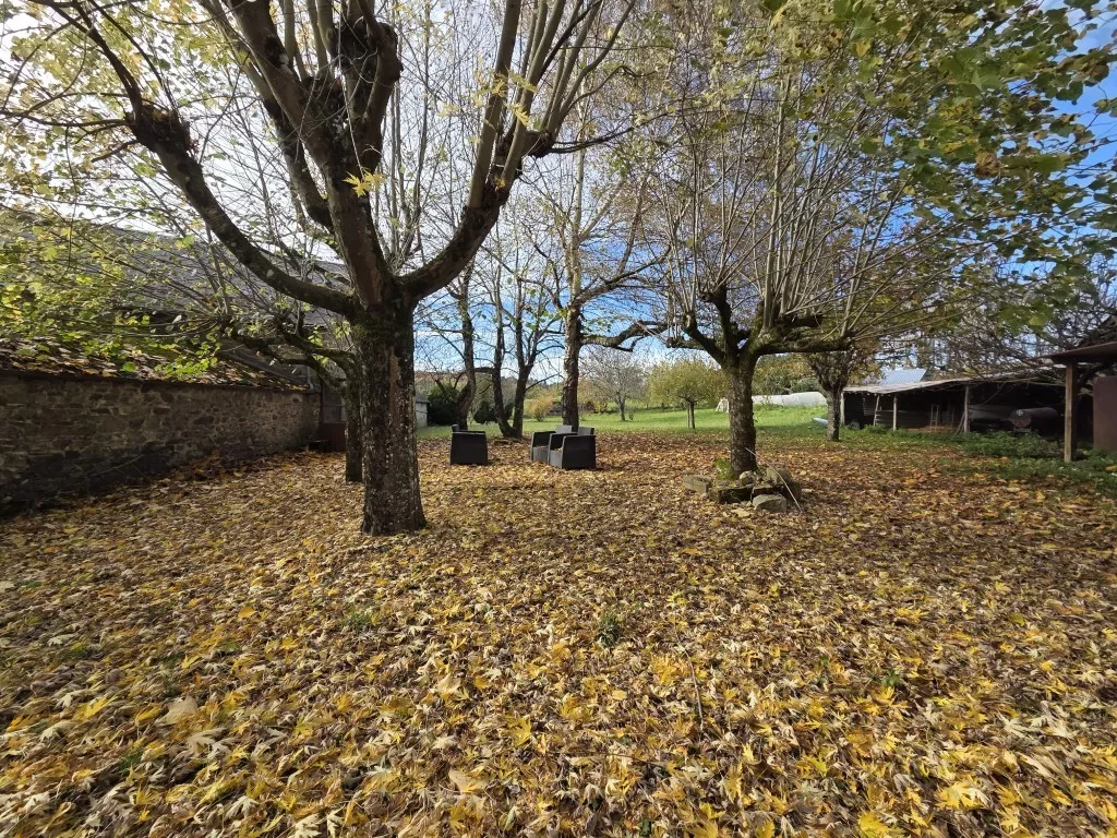 MAISON FAMILIALE AVEC DÉPENDANCE
