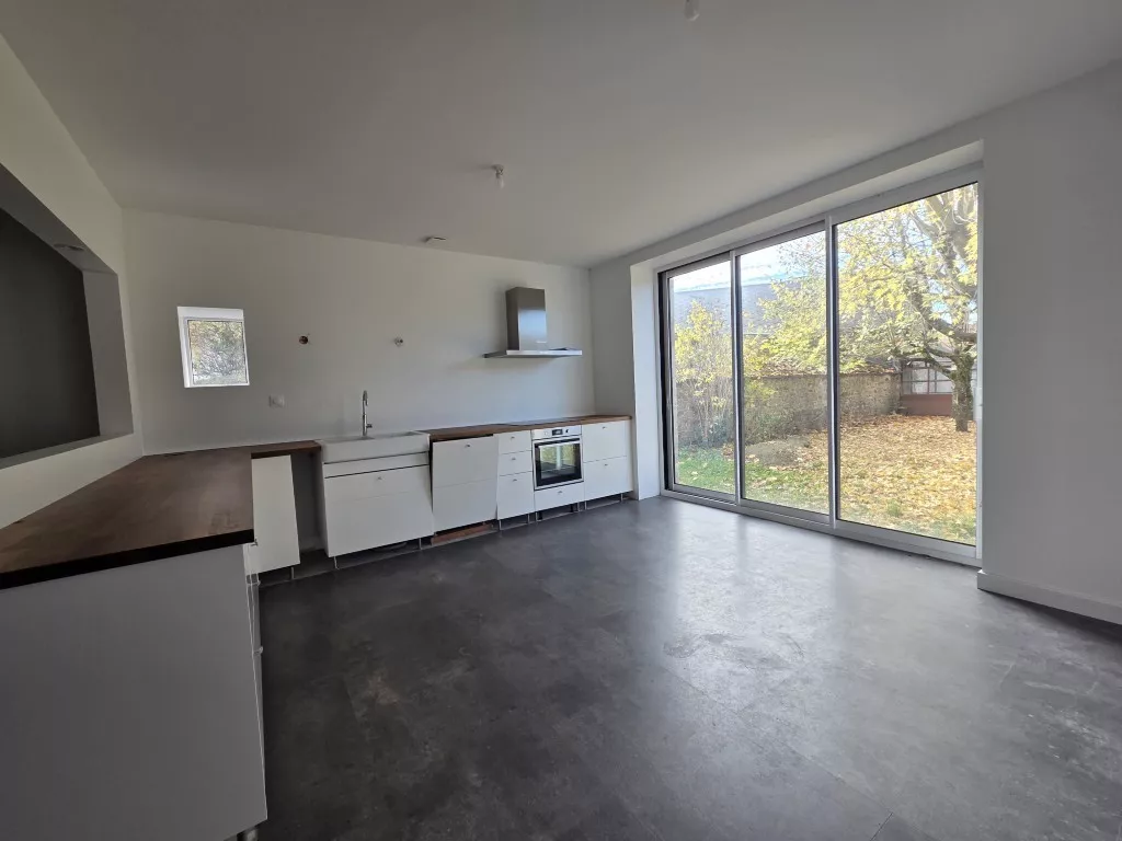 MAISON FAMILIALE AVEC DÉPENDANCE