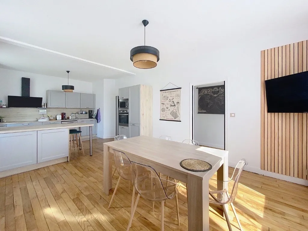 MAISON R&Eacute;NOV&Eacute;E AVEC PISCINE
