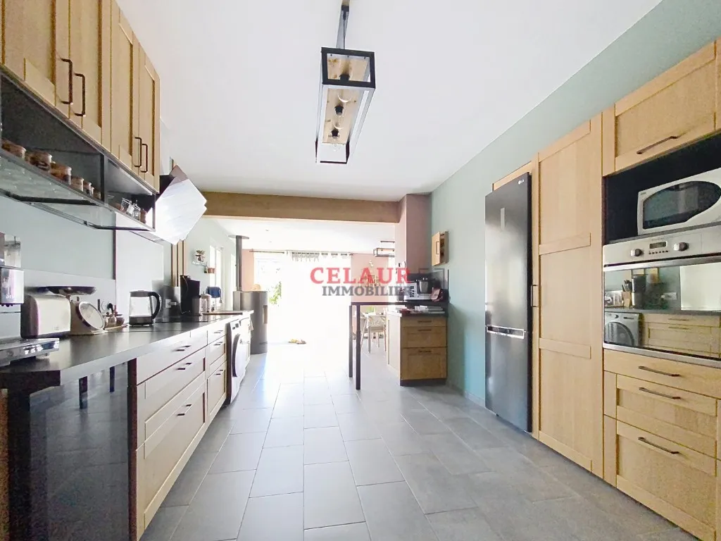 MAISON FAMILIALE AVEC 9000 M&sup2;