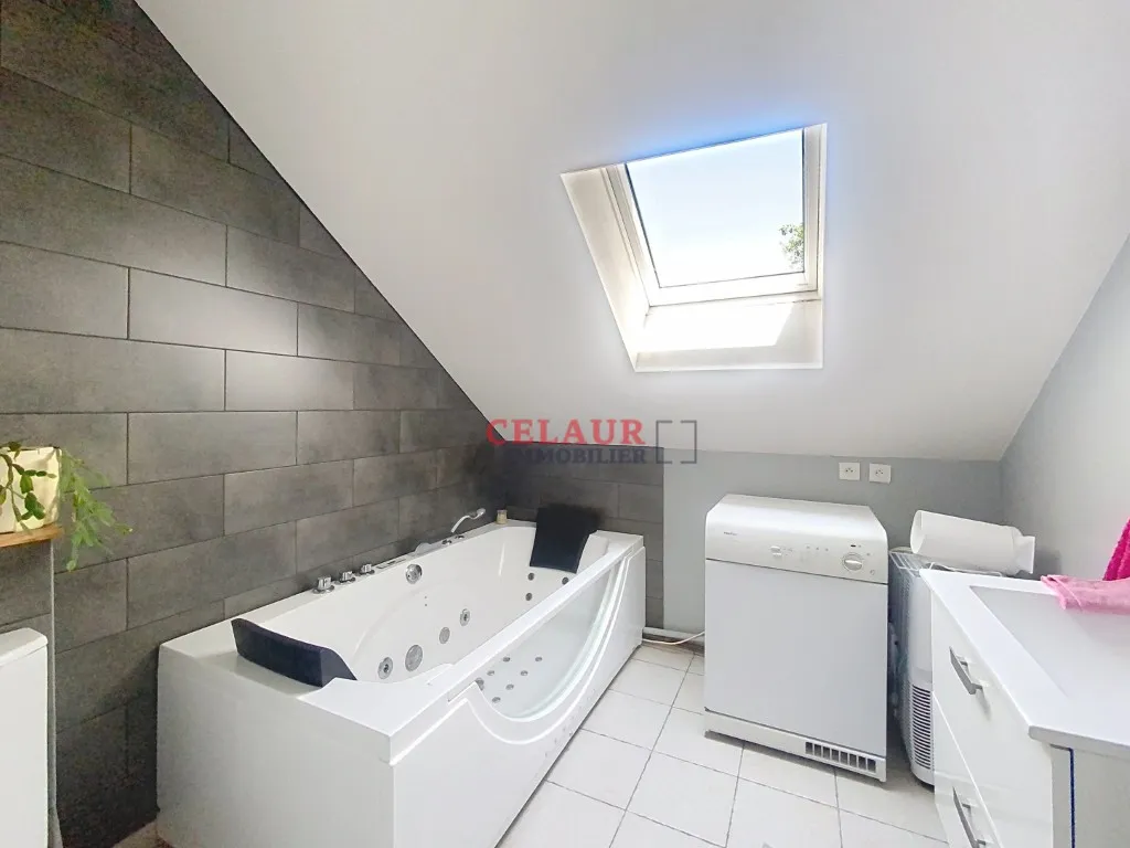 MAISON FAMILIALE AVEC 9000 M&sup2;